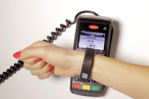 Uma pulseira Royal Bank é usada para o pagamento, nesta foto de divulgação apresentada na quarta-feira 29 de outubro de 2014. (The Canadian Press / HO, BlueSky Comm)