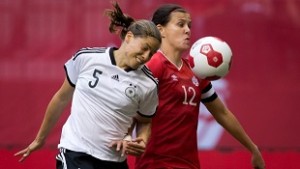 A alemã Annike Krahn, à esquerda, e a canadiana Christine Sinclair disputam a bola durante um jogo de futebol internacional de mulheres em Vancouver, BC. Foto de arquivo. THE CANADIAN PRESS/Darryl Dyck