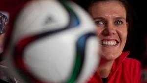 A capitã da seleção nacional feminina do Canadá, Christine Sinclair, durante uma conferência de imprensa antes do sorteio do Campeonato do Mundo da FIFA - 5 dezembro, 2014 em Otava. The Canadian Press / Adrian Wyld