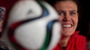 A capitã da seleção nacional feminina do Canadá, Christine Sinclair, ri durante uma conferência de imprensa antes do sorteio do Campeonato do Mundo da FIFA . 5 dezembro, 2014 em Otava. The Canadian Press / Adrian Wyld