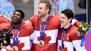 P.K. Subban, à esquerda, Jeff Carter, ao centro, e Sidney Crosby, à direita, entre os atletas do Canadá que venceram o ouro olímpico na final contra a Suécia, nos Jogos Olímpicos de inverno de Sochi 2014, em Sochi, na Rússia. (Nathan Denette / The Canadian Press)