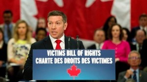 O ex-jogador da NHL e vítima de abuso sexual, Sheldon Kennedy, fala depois de o primeiro-ministro Stephen Harper anunciar a alteração de legislação que visa a criação da Canadian Victims Bill of Rights, em Toronto - 3 de abril de 2014. (The Canadian Press / Nathan Denette)