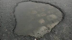 Um buraco é mostrado nesta foto de arquivo. (AP Photo / Joel Página)