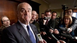 Julian Fantino fala à imprensa em Otava nesta foto de arquivo. (Adrian Wyld/The Canadian Press)