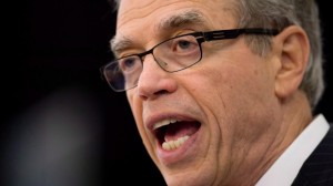 O ministro das Finanças Joe Oliver diz que o governo vai manter a sua promessa de equilibrar as contas. (Adrian Wyld / Canadian Press)
