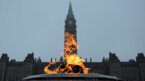 A Centennial Flame arde no Parliament Hill em Otava. Foto de arquivo. (The Canadian Press / Sean Kilpatrick)