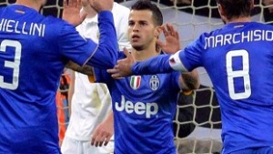 O avançado da Juventus, Sebastian Giovinco, ao centro, comemora com os companheiros de equipa Giorgio Chiellini, à esquerda, e Claudio Marchisio, depois de marcar um golo durante o encontro de futebol para a Taça de Itália, entre a Juventus e o Verona, em Turim - 15 de janeiro de 2015. (AP / Andrea di Marco, Ansa)