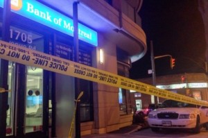 Uma fita da polícia separa o local do assalto a um banco do BMO, na sexta-feira, 2 de janeiro de 2015. John Hanley / CityNews