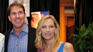 Nicholas Sparks e a sua esposa Cathy, durante um almoço com fãs, no inaugural Nicholas Sparks Celebrity Family Weekend, em 20 de abril, 2012, em New Bern, Carolina do Norte. (AP Photo / Nicholas Sparks, WhoSay)