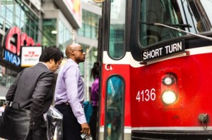 Passageiros entram num elétrico da TTC nas ruas Yonge e Dundas, em Toronto - 23 de maio de 2013. FLICKR / Kat NLM