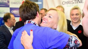 Christine Elliott abraça um dos seus filhos, depois de anunciar a sua candidatura para concorrer à liderança do PC Ontário, em Toronto - 8 de novembro de 2014. (The Canadian Press / Frank Gunn)