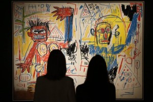 Visitantes olham para uma pintura sem título de Jean-Michel Basquiat, parte de um leilão de verão, nesta foto de arquivo. (AP Photo / Frank Augstein)
