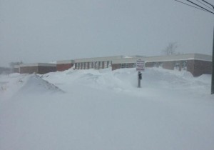 Como esta imagem da Colonel Gray High School, em Charlottetown, demonstra, as equipas de limpeza de neve têm um grande trabalho pela frente. (Enviada por taterz no Twitter)