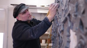 Tim Schmalz trabalha numa fac-símile de barro de uma escultura de bronze de Gordon Lightfoot. (Melanie Ferrier / CBC)