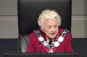 Hazel McCallion preside à sua última reunião da Assembleia Municipal como presidente de Mississauga. ROGERS TV