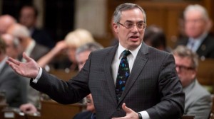 O Presidente do Conselho do Tesouro Tony Clement responde a uma pergunta, durante o período de perguntas na Câmara dos Comuns - 19 de fevereiro, 2015, em Otava. (The Canadian Press / Adrian Wyld)
