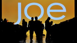 As pessoas tomam os seus lugares para o desfile da coleção Joe Fresh, durante o evento 2012 Toronto Fashion Week, em Toronto – 14 de março, 2012. (Nathan Denette / The Canadian Press)