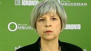 Fiona Crean fala com jornalistas nesta foto de arquivo.