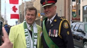 O presidente John Tory marchou com o Chefe Bill Blair no desfile do St. Patrick's Day que teve lugar na tarde de domingo. (CBC)