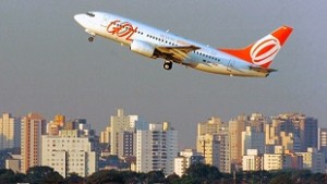 Um avião da companhia aérea GOL parte do Aeroporto de Congonhas, em São Paulo, Brasil - 17 de maio de 2004. (AP / Alexandre Meneghini)