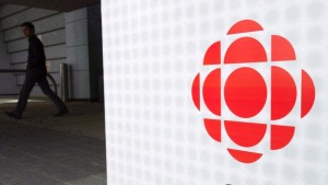 Um homem sai do edifício da CBC em Toronto. Foto de arquivo. (The Canadian Press/Nathan Denette)