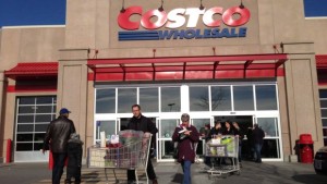 Clientes saem da Costco em Montreal. Imagem de arquivo. (Ryan Remiorz / The Canadian Press)