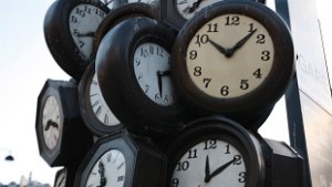 A maioria dos relógios no Canadá devem adiantar uma hora, a partir das 02:00 horas da madrugada de domingo, dia 8 de março (Charles Platiau / Reuters)