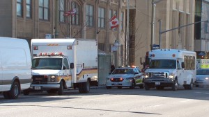 No exterior do Edifício Victoria, de frente para o Parliament Hill em Otava, é notada a presença da polícia – 23 de março, 2015.