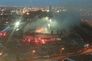 É visível o fumo que sai do local de construção do Peel Memorial Hospital, em Brampton, na segunda-feira à noite. (Cortesia Liz Cunningham)