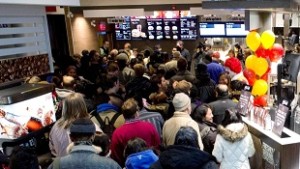 Centenas de convidados alinham-se no maior restaurante McDonald no Ontário, em Toronto. Foto de arquivo. . (McDonald's Restaurants of Canada Limited) 