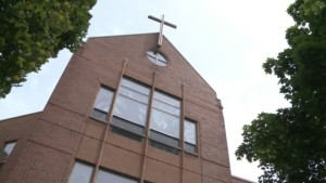 A Loyola High School, uma escola privada para rapazes fundada por jesuítas, tem como objetivo ensinar com uma perspetiva católica. A escola procurou a isenção do currículo mais amplo do Quebec sobre ética e cultura religiosa. (CBC)
