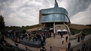 Pessoas no exterior do Museu Canadiano dos Direitos Humanos, em Winnipeg - 17 de setembro de 2014. (John Woods / The Canadian Press)