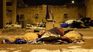 A Viger Square, no centro de Montreal, é um local popular para a população sem-abrigo da cidade. Muitos optam por dormir na rua, em vez de em abrigos, mesmo quando as temperaturas caem para além do ponto de congelação. (Simon-Marc Charron / Radio-Canada) Segundo a notícia avançada pela CBC News, mais de 800 voluntários iriam começar a realizar, na noite de terça-feira, um estudo sobre a população sem-abrigo da cidade de Montreal.