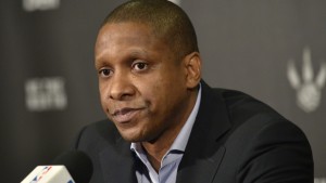 O diretor-geral dos Toronto Raptors Masai Ujiri durante uma conferência de imprensa de fim da temporada em Toronto - 28 de abril de 2015. (Nathan Denette/The Canadian Press)