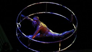 Um artista do Cirque du Soleil durante a sua atuação no espetáculo 'Quidam' no pavilhão Meo Arena, em Lisboa, Portugal - 18 de dezembro de 2014. (AP/Francisco Seco)