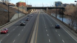 Veículos automóveis circulam ao longo do Don Valley Parkway, a norte da ponte Gerrard Street. (Chris Kitching/CP24)