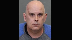 Scott Hughes, de 47 anos, foi preso em ligação com uma investigação de exploração infantil. (Divulgação da polícia de Toronto)