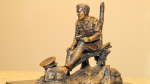 A primeira inauguração de um memorial de bronze com o tenente-coronel. John McCrae será realizada em Otava no próximo mês. (Royal Regiment of Canadian Artillery/Canadian Press) A primeira inauguração de um memorial de bronze com o tenente-coronel. John McCrae será realizada em Otava no próximo mês. (Royal Regiment of Canadian Artillery/Canadian Press) 