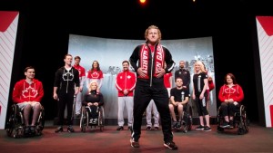 O atleta olímpico Kurt Harnett, centro, e atletas canadianos vestem os uniformes oficiais da equipa, da Hudson Bay, para os Jogos Pan/Parapan-americanos em Toronto - 28 de abril de 2015. (The Canadian Press / Nathan Denette)