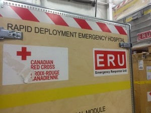 Os trabalhadores da Cruz Vermelha embalaram diversos equipamentos médicos para os afetados pelo terramoto nepalês. (Natalie Kalata / CBC)