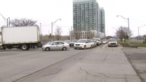 O trânsito numa rua de Toronto. CityNews