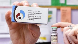 Uma enfermeira de saúde infantil segura um frasco e uma caixa para a vacina contra o HPV, marca Gardasil, numa clínica em Kinston, N.C., nesta foto de arquivo. (Charles Buchanan / The Canadian Press)