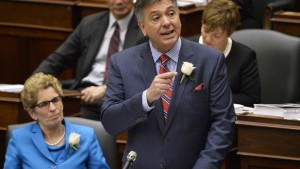 O ministro das Finanças do Ontário Charles Sousa, à direita, apresenta o orçamento 2014, ao lado da primeira-ministra Kathleen Wynne, no Queen’s Park - 1 de maio, 2014.THE Canadian Press / Nathan Denette.