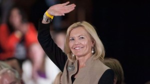 Christine Elliot, deputada provincial por Whitby-Oshawa, acena durante um evento dos membros Conservadores em Oshawa, Ontário - 9 de outubro de 2014. (Hannah Yoon / The Canadian Press)