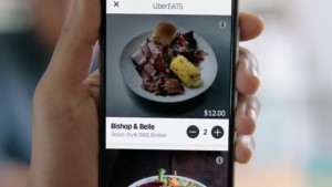 Uma captura de imagem mostra o app UberEATS. (Uber / YouTube)