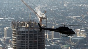 Um helicóptero AS355 Airbus sobrevoa o projeto de apartamentos de condomínio Aura, em construção em Toronto - 4 de fevereiro de 2014. The Canadian Press / Frank Gunn