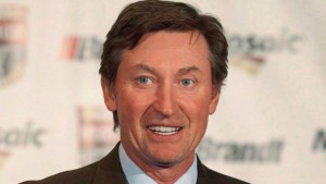 O grande hoquista Wayne Gretzky fala durante um evento dos meios de comunicaçãoa, antes de uma homenagem a Gordie Howe em Saskatoon - 6 de fevereiro de 2015. (Liam Richards / The Canadian Press)