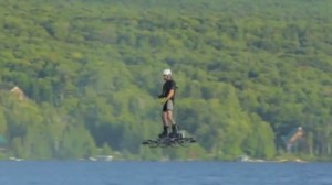 Alexandru Duru é visto a estabelecer um recorde mundial para o mais longo voo numa prancha flutuante.