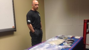 A polícia de London mostra drogas e armas apreendidas em Waterloo e em London, Ontário - 30 de abril de 2015. (Colleen MacDonald / CTV London)