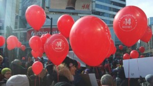 A Federação do Trabalho do Ontário pediu em fevereiro que a primeira-ministra do Ontário, Kathleen Wynne, aumentasse o salário mínimo para 14 dólares por hora. (Hussansk / Twitter)
